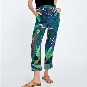 SUPER CUTE Farm Rio “Tropique” tropical print pants - Small Petite 🦜